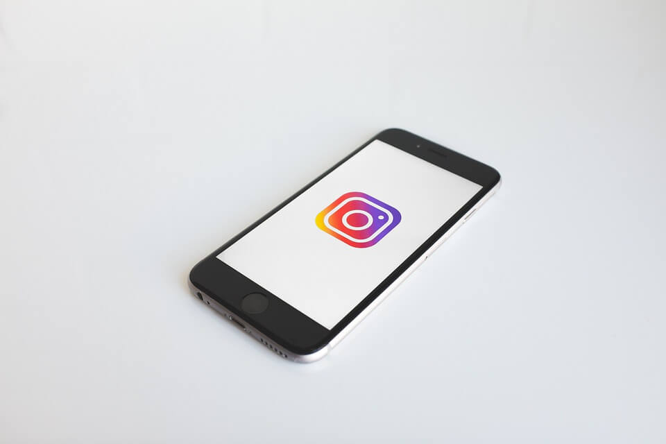 Logo-ul Instagram într-un telefon mobil