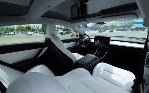 Tesla imagine în interior